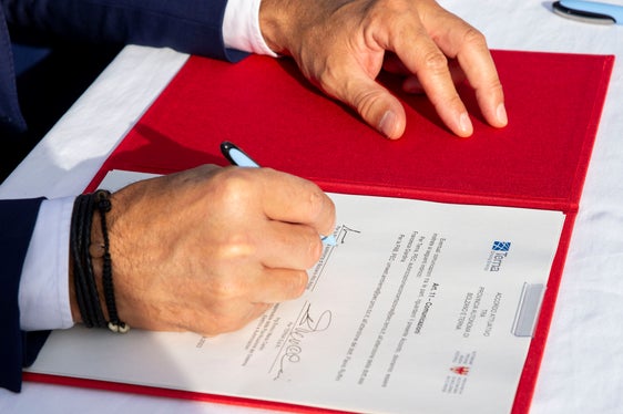 Mit der Umsetzungsvereinbarung zwischen Land Südtirol und Hochspannungsnetzbetreiber Terna AG geht die Neuorganisation des Hochspannungsnetzes im Eisacktal in die Umsetzung. (Foto: LPA/Fabio Brucculeri)