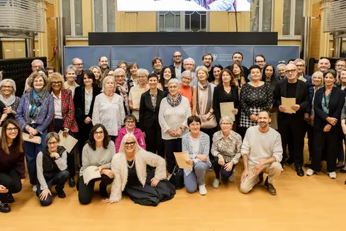 Un progetto condiviso per migliorare l'apprendimento linguistico. Foto di gruppo tra i partecipanti del progetto “Voluntariat per les llengües”, durante la festa celebrativa per i quindici anni tenutasi a Palazzo Widmann. (Foto: USP/Lucia Rose Buffa)