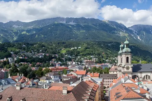 Die Landesregierung hat heute dem neuen Zusatzvertrag mit den Tirol Kliniken (im Bild Innsbruck) im Bereich der Facharztausbildung zugestimmt. (Foto: Pixabay/Julie-Kolibrie)