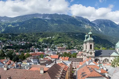 Die Landesregierung hat heute dem neuen Zusatzvertrag mit den Tirol Kliniken (im Bild Innsbruck) im Bereich der Facharztausbildung zugestimmt. (Foto: Pixabay/Julie-Kolibrie)