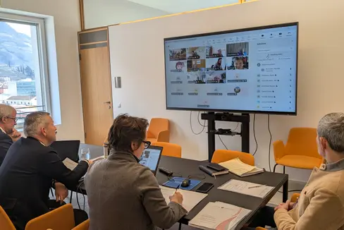 Il Comitato di coordinamento e indirizzo del Parco Nazionale dello Stelvio si è riunito online il 24 febbraio: oltre al piano e al regolamento del parco, l'attenzione si è concentrata sulla Carta europea per il turismo sostenibile e sul programma di ricerca 2026. Nella foto (da sinistra) Florian Zerzer, direttore della Ripartizione provinciale Natura, Paesaggio e Sviluppo del territorio, l'assessore provinciale Peter Brunner, l'incaricata speciale Unesco Marcella Morandini e Hanspeter Gunsch, direttore dell'Ufficio provinciale Parco Nazionale dello Stelvio. (Foto: USP/Vera Brunetti)