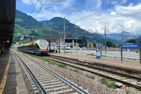Der Bahndienst in Südtirol, also für Brennerbahn, Pustertalbahn, Meranerbahn und Vinschgerbahn, wird EU-weit bis 2039 für 1,6 Milliarden Euro ausgeschrieben. Durch die Ausschreibung soll der Dienst für die Fahrgäste weiter verbessert werden. (Foto: LPA/Alessandro Veronesi)