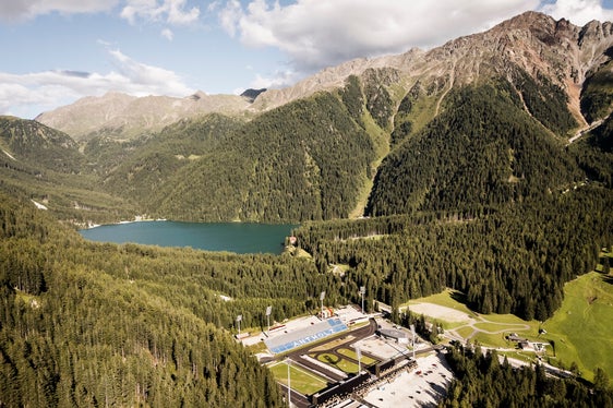 Una splendida immagine della Südtirol Arena Alto Adige, sede delle gare di biathlon ai Giochi Olimpici Invernali di Milano Cortina 2026. Anche all'interno del centro del biathlon è previsto il passaggio della fiaccola olimpica, con una cerimonia molto particolare all'interno dell'impianto di gara. (Foto: Hannes Niederkofler)
