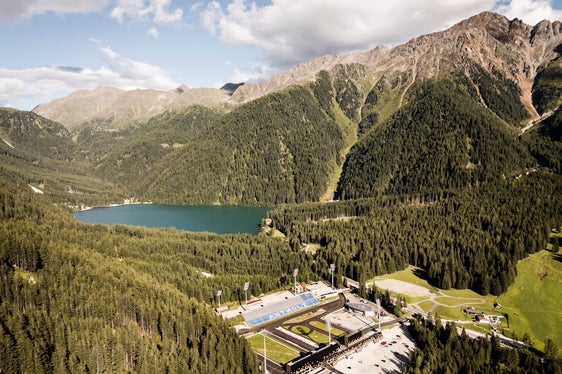 Una splendida immagine della Südtirol Arena Alto Adige, sede delle gare di biathlon ai Giochi Olimpici Invernali di Milano Cortina 2026. Anche all'interno del centro del biathlon è previsto il passaggio della fiaccola olimpica, con una cerimonia molto particolare all'interno dell'impianto di gara. (Foto: Hannes Niederkofler)