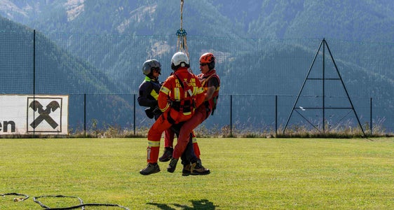 Einheiten dreier Länder ziehen an einem Strang: Im Fokus stand der koordinierte Einsatz von Hubschraubern und Bodenkräften. (Feuerwehr Anras/Simon Kofler)