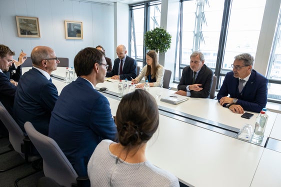 Il presidente Kompatscher (a destra) ha illustrato le sfide che la Provincia autonoma di Bolzano deve affrontare nell'attuazione del piano nazionale di ripresa e resilienza (Pnrr) a causa dell'approccio centralistico dell'Italia. (Foto: ASP/Javier Bernal Revert)