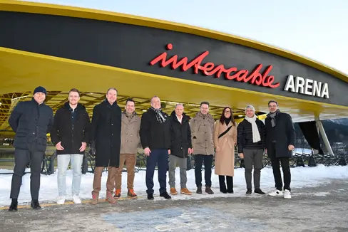 Il ministro Abodi e il presidente Kompatscher (secondo e primo da destra) con le autorità e i tecnici che li hanno accompagnati nel corso della visita all'Intercable Arena. (Foto: HC Valpusteria)