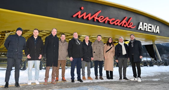 Sportminister Abodi (2.v.l.) und Landeshauptmann Kompatscher (1.v.l.) mit den Vertretern der Organisationen und Technikern bei der Besichtigung der Intercable Arena. (Foto: HC Pustertal)