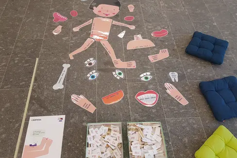 Unterrichtskoffer Alfabetier Plurilingual: Bei der größten italienischen Bildungsmesse, der Fiera Didacta Firenze, wird das ladinische Bildungssystem mit didaktischen Materialien vorgestellt. (Foto: LPA/Ladinische Bildungsdirektion)