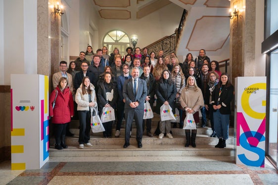 Un gruppo di circa 200 nuovi dipendenti entrati nel servizio provinciale dal maggio 2024 all'Onboarding con il direttore generale Alexander Steiner (davanti, quarto da sinistra) ai Career Days a Palazzo Widmann a Bolzano. (Foto: USP/Greta Stuefer)