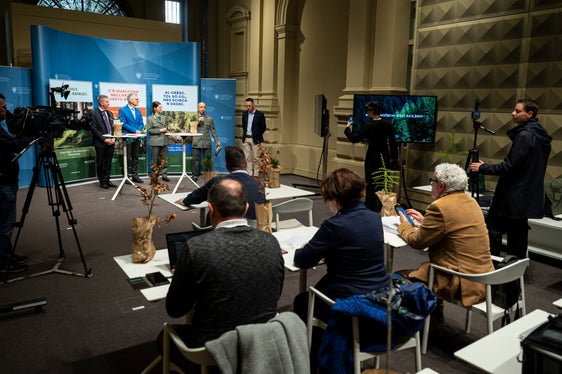 Vorstellung der Kampagne Waldatem - respiro del bosco - fla dl bosch: vorne von links Forstwirtschaftslandesrat Luis Walcher, Landesforstdirektor Günther Unterthiner, Försterin Teresa Staffler, Forststationsleiter Giorgio Sivieri, Waldbesitzer Oswald Karbon (Foto: LPA/Fabio Brucculeri)