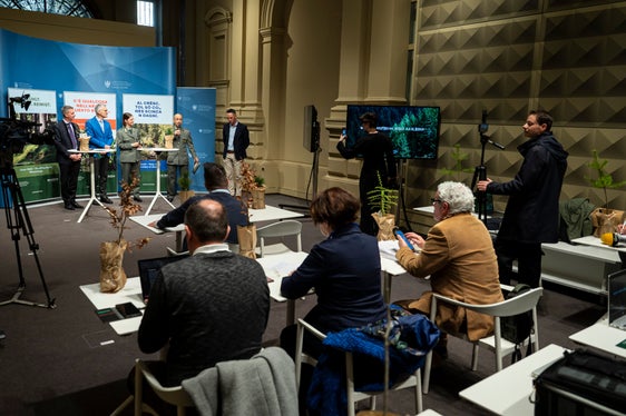 Vorstellung der Kampagne Waldatem - respiro del bosco - fla dl bosch: vorne von links Forstwirtschaftslandesrat Luis Walcher, Landesforstdirektor Günther Unterthiner, Försterin Teresa Staffler, Forststationsleiter Giorgio Sivieri, Waldbesitzer Oswald Karbon (Foto: LPA/Fabio Brucculeri)