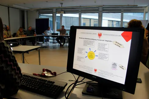 Come integrare con successo le persone con disabilità nel mondo del lavoro? Questa la domanda al centro di un recente incontro tra l'assessora alla Coesione sociale Pamer e una delegazione della Carinzia (Foto: USP/Carmen Kollmann)