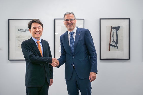 „Südtirol und Gangwon verbindet die gemeinsame Herausforderung, Bergregionen nachhaltig zu entwickeln und dabei kulturelle Identität, Umwelt und wirtschaftliche Perspektiven in Einklang zu bringen“, betonte Landeshauptmann Arno Kompatscher (rechts) gegenüber Gouverneur Kim Jin-Tae. (Foto: LPA/Greta Stuefer)