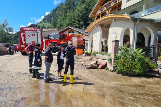 Landeshauptmann und Bevölkerungsschutzlandesrat Arno Kompatscher (ganz rechts) beim Lokalaugenschein mit Einsatzkräften und von Wasserschäden Betroffenen (Foto: LPA/Funktionsbereich Wildbachverbauung in er Agentur für Bevölkerungsschutz)