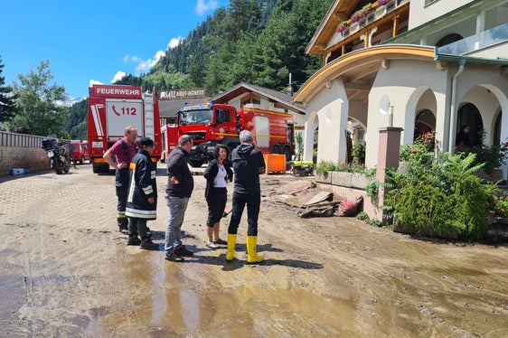 Landeshauptmann und Bevölkerungsschutzlandesrat Arno Kompatscher (ganz rechts) beim Lokalaugenschein mit Einsatzkräften und von Wasserschäden Betroffenen (Foto: LPA/Funktionsbereich Wildbachverbauung in er Agentur für Bevölkerungsschutz)