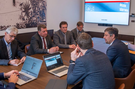 Um eine Besserung auf dem Korridor München-Verona zu erreichen, braucht es ein gemeinsames digitales Mobilitätsmanagement, betonten der Bayerische Staatsminister Christian Bernreiter (2.v.r.), der Tiroler Landesrat Renè Zumtobel (3.v.r.) und Mobilitätslandesrat Daniel Alfreider (1.v.l.) bei einem Gespräch mit der Expertengruppe. (LPA/Fabio Brucculeri)