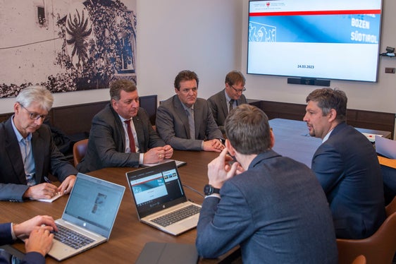 Per ottenere un miglioramento del corridoio Monaco-Verona, è necessaria una gestione congiunta della mobilità digitale, hanno sottolineato il ministro bavarese, Christian Bernreiter (secondo da destra), l'assessore tirolese, Renè Zumtobel (terzo da destra), e l'assessore altoatesino alla mobilità, Daniel Alfreider (primo da sinistra) durante una discussione odierna con il gruppo di esperti (ASP/Fabio Brucculeri)