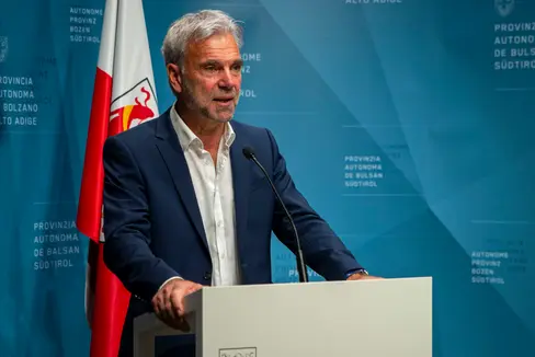 La Relazione agricola & forestale contiene spunti di riflessione sulla vita quotidiana, fatti e dati relativi ai settori dell'agricoltura e dei boschi. Alcuni estratti sono stati presentati dall'assessore provinciale Arnold Schuler nel corso della conferenza stampa di oggi (12 luglio). (Foto: ASP/Fabio Brucculeri)