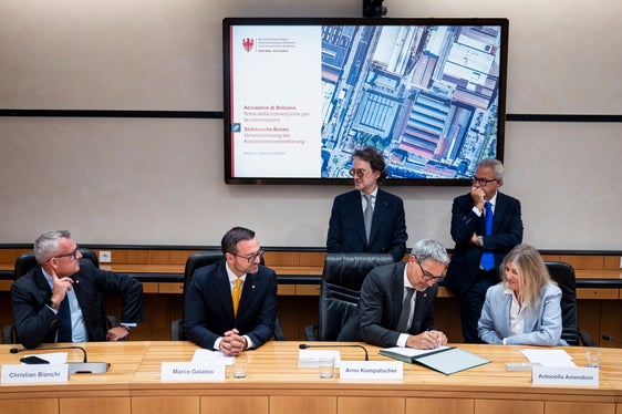 Il presidente Kompatscher (quarto da sinistra) firma la convenzione. Da sinistra: gli assessori Bianchi e Galateo, l'avvocato Ciscato, Kompatscher, il segretario generale Magnago e l'ad di Acciaierie Valbruna s.p.a, Antonella Amenduni Gresele. (Foto: USP/Fabio Brucculeri)