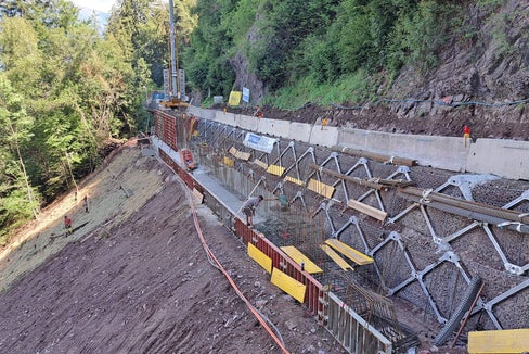Per consentire la gettata di calcestruzzo del muro di sostegno in cemento armato sul versante a valle della strada provinciale per Avelengo, è richiesta la chiusura totale della strada per un giorno: giovedì 23 luglio, dalle ore 9 alle ore 17 circa, la strada sarà chiusa e il traffico sarà deviato attraverso Meltina/Verano. (Foto: USP/Servizio strade)
