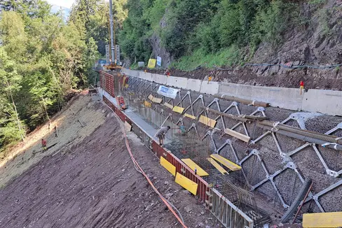 Per consentire la gettata di calcestruzzo del muro di sostegno in cemento armato sul versante a valle della strada provinciale per Avelengo, è richiesta la chiusura totale della strada per un giorno: giovedì 23 luglio, dalle ore 9 alle ore 17 circa, la strada sarà chiusa e il traffico sarà deviato attraverso Meltina/Verano. (Foto: USP/Servizio strade)
