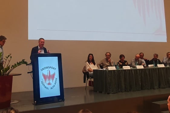 “Siete uno dei biglietti da visita dell'Alto Adige. La vostra professionalità, cordialità e conoscenza riflettono un'immagine positiva dell'Alto Adige”, ha dichiarato Walcher, elogiando i nuovi maestri di sport invernali. (Foto: USP)
