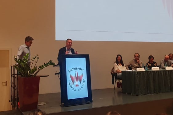 „Ihr seid eine der Visitenkarten des Landes Südtirol. Eure Professionalität, Freundlichkeit und euer Wissen zeigen ein positives Bild von Südtirol“, lobte Walcher die neuen Wintersport-Ausbildnerinnen und -Ausbildner. (Foto: LPA)