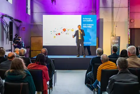 La mobilità non ha confini: per realizzare insieme la visione del Piano provinciale della mobilità sostenibile è fondamentale uno scambio costante e una collaborazione intensa tra Provincia, Comunità comprensoriali e Comuni”, ha sottolineato l'assessore Alfreider. (Foto: USP/Ingo Dejaco)