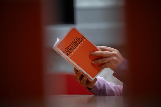 Autonomiestatut, Verfassung und Gruber-Degasperi-Abkommen sind vollinhaltlich im Südtirol Handbuch zu finden. Die jeweils aktuellste Version ist zudem online im Lexbrowser abrufbar. (Foto: LPA/Greta Stuefer)