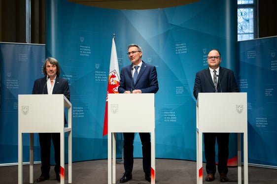 Gesundheitslandesrat Hubert Messner (1.v.l.) und Landeshauptmann Arno Kompatscher (Mitte) haben heute (12. März) den neuen Generaldirektor des Sanitätsbetriebes Christian Kofler (1.v.r.) vorgestellt. (Foto: LPA/Fabio Brucculeri)