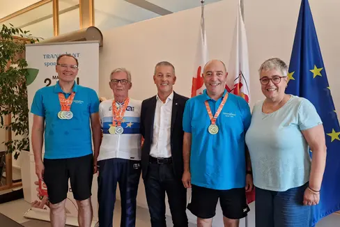 Sportlandesrat Peter Brunner hat gemeinsam mit Amtsdirektorin Laura Savoia (Landesamt für Sport) am 27. August die Südtiroler Teilnehmer der Europäischen Transplant Games 2026 empfangen. Im Bild von links nach rechts: Eugen Vikoler, Michael Prenner, Landesrat Peter Brunner, Christian Battisti und Amtsdirektorin Laura Savoia. (Foto: LPA/Katharina Trocker)