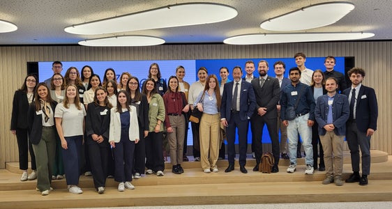 Uno dei momenti salienti per i 30 studenti: l’incontro con Alessandro Chiocchetti (10° da destra), segretario generale del Parlamento europeo. (Foto: Euregio)