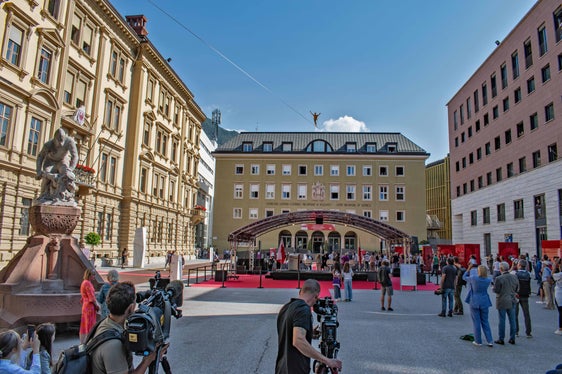 Nel corso della Giornata dell'Autonomia 2023, oggi (5 settembre), in Piazza Silvius Magnago si alternano attività, talks e diverse iniziative (Foto: LPA/Greta Stuefer)
