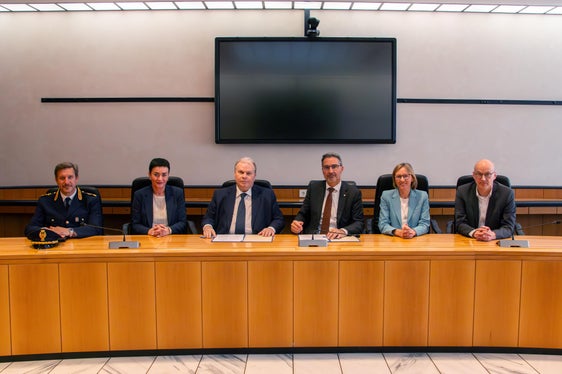 La Provincia vuole supportare la Questura nel rilascio dei passaporti, per ridurre così i tempi di attesa dei cittadini. L'accordo di collaborazione è stato firmato oggi (mercoledì 29 maggio). Nella foto (da sinistra), Agostino Agostini, dirigente Superiore della Polizia di Stato, l'assessora Ulli Mair, il Questore Paolo Sartori, il presidente Arno Kompatscher, l'assessora provinciale Magdalena Amhof e il direttore del Dipartimento Europa, Lavoro e Personale Günther Burger. (Foto: ASP/Greta Stuefer)