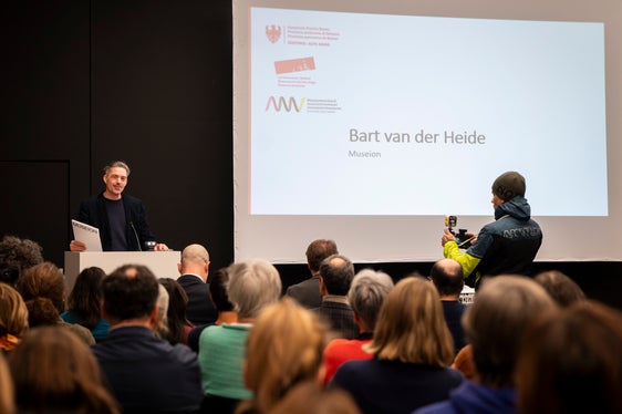 Il direttore del Museion Bart van der Heide alla Giornata dei Musei altoatesini. L'evento era dedicato alla questione di come attirare nei musei i giovani tra i 15 e i 25 anni e rafforzare la loro partecipazione. (Foto: USP/Fabio Brucculeri)