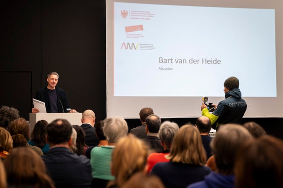 Der Direktor des Museions Bart van der Heide beim Südtiroler Museumstag. Die Veranstaltung widmete sich der Frage, wie Jugendliche zwischen 15 und 25 Jahren für Museen gewonnen und ihre Teilhabe gestärkt werden kann. (Foto: LPA/Fabio Brucculeri)