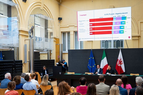 Particolare attenzione sarà riservata anche alla formazione del personale scolastico. L'offerta per il 2026/27 prevede 101 proposte di aggiornamento, con un focus sulla valutazione formativa. Saranno inoltre accompagnati nel loro percorso professionale i 127 docenti neoassunti in ruolo. (Foto: USP/Fabio Brucculeri)