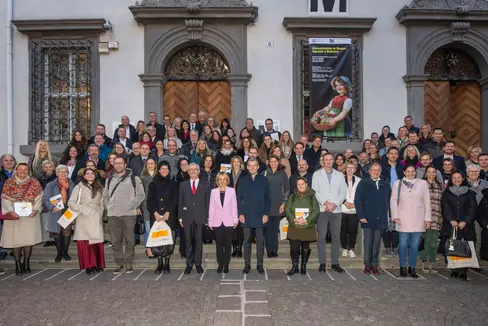 38 Arbeitgeber haben heute in Bozen das Zertifikat des audit familieundberuf erhalten und verleihen damit ihrer familienfreundlichen Unternehmenspolitik Sichtbarkeit. (Foto: Handelskammer/Othmar Seehauser)