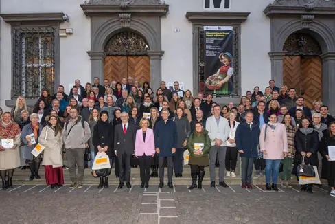 Con l’Audit famigliaelavoro le aziende possono evidenziare il loro impegno a favore della famiglia. Alla cerimonia odierna di consegna degli attestati hanno preso parte 38 delle 104 imprese sinora certificate (Foto: Camera di Commercio/Othmar Seehauser)