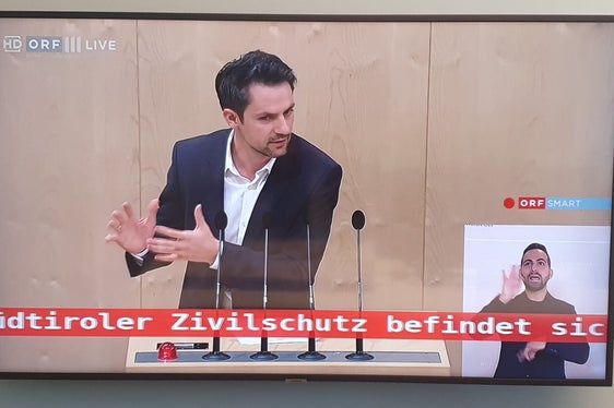 Um 10.12 Uhr ging heute die Laufschrift auf Sendung mit der Mitteilung, dass sich der Südtiroler Zivilschutz in einer Übung befindet. Die Textzeile wird direkt in die laufenden Sendungen gestellt, wie im Bild in die Übertragung der Debatte des Nationalrates in Wien. (Foto: LPA/RAS)