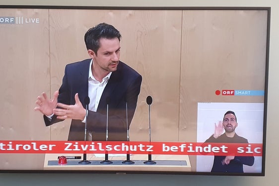 Um 10.12 Uhr ging heute die Laufschrift auf Sendung mit der Mitteilung, dass sich der Südtiroler Zivilschutz in einer Übung befindet. Die Textzeile wird direkt in die laufenden Sendungen gestellt, wie im Bild in die Übertragung der Debatte des Nationalrates in Wien. (Foto: LPA/RAS)