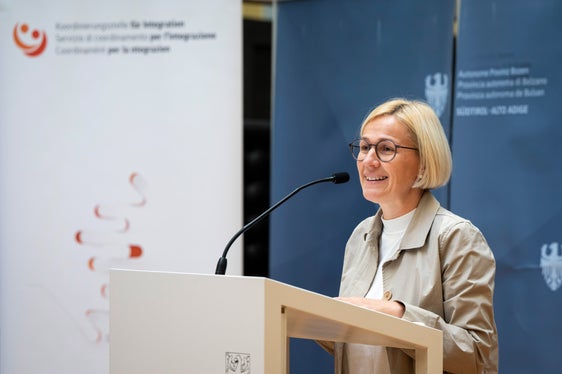 Per Astrid Wiest, i dati aggiornati costituiscono una base fondamentale per le misure di integrazione: Dietro queste cifre ci sono persone con aspettative e prospettive. Le statistiche ci aiutano a contestualizzare gli sviluppi e a definire le basi per le decisioni politiche e amministrative. L’istruzione e il sostegno linguistico sono presupposti fondamentali per l’inclusione, la partecipazione e una buona convivenza”. (Foto: USP/Fabio Brucculeri)