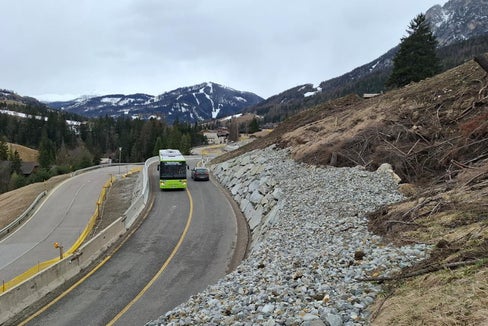 Al vëgn dötaorela fat laurs ince a Puntac, por mëte en segurté la Strada dla Val Badia (Foto: USP/Assessorat por les Infrastrotöres y Molbilité)