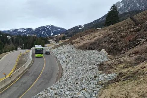 Al vëgn dötaorela fat laurs ince a Puntac, por mëte en segurté la Strada dla Val Badia (Foto: USP/Assessorat por les Infrastrotöres y Molbilité)