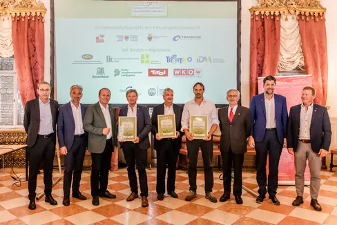 I tre premiati posano insieme ai rappresentanti delle tre regioni: (da sinistra) Roberto Failoni, Arnold Schuler, Josef Geisler, il Presidente della Camera di Commercio di Bolzano Michl Ebner (terzo da destra), Helmut Tauber (HGV) e Daniel Gasser (SBB) (Foto: ASP/Claudia Corrent)