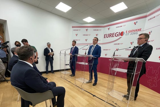 Südtirols LH-Stellvertreter Alfreider, Euregio-Präsident und LH des Trentino Fugatti sowie Tirols LH Platter (v.l. an den Rednerpulten) stellten in einer Pressekonferenz die Beschlüsse des Euregio-Vorstandes vor. (Foto: Land Trentino/Matteo Rensi)