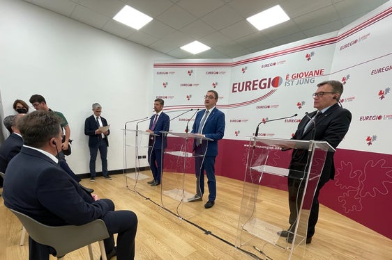 l vicepresidente dell'Alto Adige Alfreider, il presidente dell'Euregio e presidente della Provincia di Trento Fugatti e il capitano del Tirolo Platter (da sinistra a destra) hanno presentato oggi (1° giugno) le decisioni della Giunta dell'Euregio in una conferenza stampa (Foto: Provincia di Trento/Matteo Rensi)