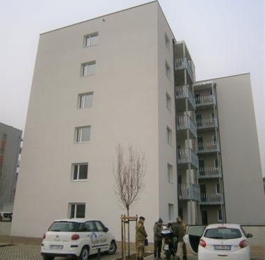 La palazzina che si trova al civico 122/g di via Resia è un edificio di 6 piano, più un piano interrato e 20 box auto. È stata consegnata ieri al 4. reparto infrastrutture dall'assessore all'edilizia pubblica e patrimonio Massimo Bessone. (Foto: ASP/Igor Cocca)