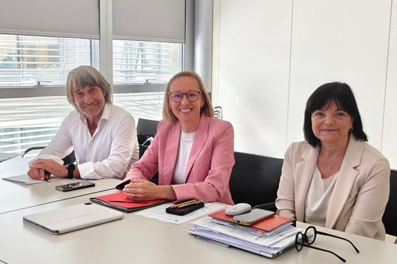 Ziehen in Sachen Arbeitssicherheit und Gesundheitsförderung an einem Strang: Gesundheitslandesrat Hubert Messner (im Bild von links), Arbeitslandesrätin Magdalena Amhof und Petra Piffer, die Direktorin des Arbeitsinspektorats des Landes Südtirol. (Foto: LPA/Ursula Pirchstaller)
